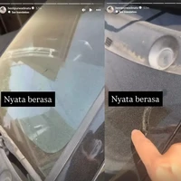 Hesti Purwadinata memperlihatkan kondisi kendaraannya yang tampak dipenuhi lapisan debu. Abu terlihat cukup jelas menempel di permukaan mobil Hesti. Unggahan tersebut menjadi gambaran bagaimana material vulkanik telah mencapai kawasan permukiman di Jabodetabek. (Foto: Instagram)