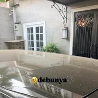 Shireen Sungkar juga mengabarkan bahwa abu vulkanik Anak Krakatau telah mencapai rumahnya. Melalui media sosial, ia memperlihatkan kondisi kediamannya yang ikut terkena sebaran abu. Situasi tersebut membuat aktivitas keluarga di rumah menjadi salah satu perhatian di tengah hujan abu yang terjadi. (Foto: Instagram)
