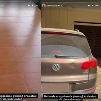 Sahil Mulachela dari Duo Bahlul yang tinggal di kawasan Sentul juga merasakan dampaknya. Ia memperlihatkan kondisi lantai rumah yang kembali menyisakan debu meski sudah beberapa kali dibersihkan. Abu vulkanik yang terus menempel membuat proses membersihkan rumah harus dilakukan berulang kali. (Foto: Instagram)
