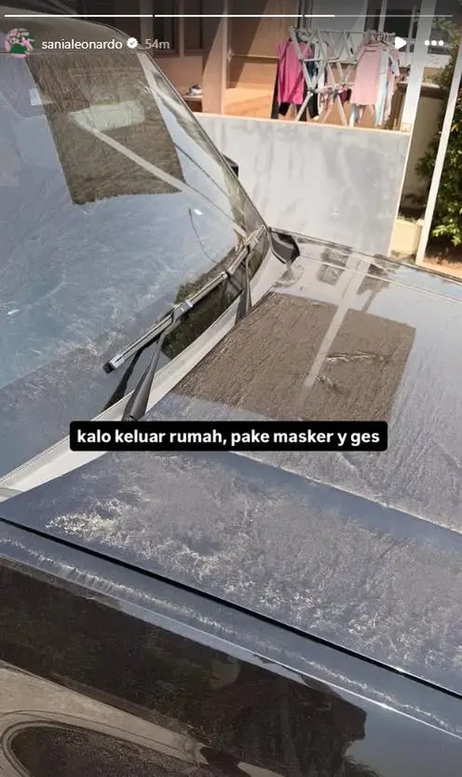 Selebgram Sania Leonardo turut membagikan kondisi kendaraannya yang terkena abu vulkanik. Ia juga mengingatkan pengikutnya untuk menggunakan masker apabila harus keluar rumah. (Foto: Instagram)