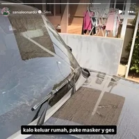 Selebgram Sania Leonardo turut membagikan kondisi kendaraannya yang terkena abu vulkanik. Ia juga mengingatkan pengikutnya untuk menggunakan masker apabila harus keluar rumah. (Foto: Instagram)