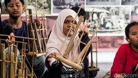 Peserta memainkan angklung bersama dalam kelas BBI di Museum Kebangkitan Nasional. Kegiatan tersebut dipercaya membantu melatih kemampuan motorik peserta penyandang disabilitas dan down syndrome.