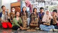 Peserta mengikuti kelas angklung yang digelar Komunitas Belantara Budaya Indonesia (BBI) di Museum Kebangkitan Nasional. Kegiatan rutin digelar setiap Minggu.
