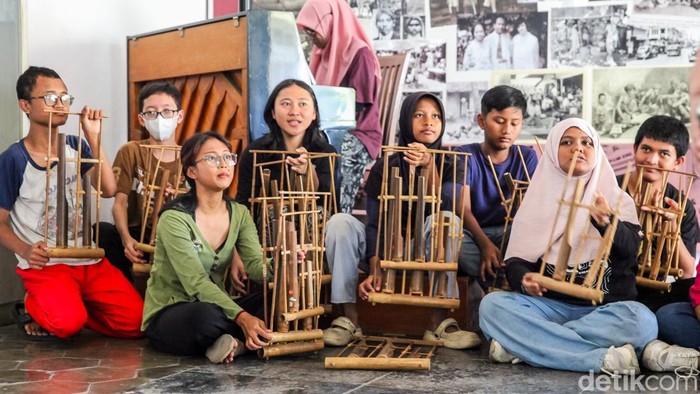 Peserta mengikuti kelas angklung yang digelar Komunitas Belantara Budaya Indonesia (BBI) di Museum Kebangkitan Nasional, Minggu (6/9/2026). Kegiatan rutin digelar setiap Minggu.