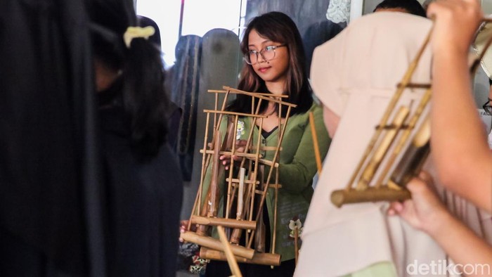 Peserta mengikuti kelas angklung yang digelar Komunitas Belantara Budaya Indonesia (BBI) di Museum Kebangkitan Nasional, Minggu (6/9/2026). Kegiatan rutin digelar setiap Minggu.
