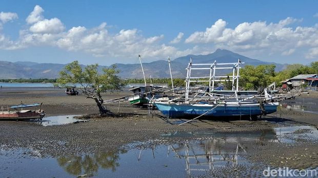 Sejumlah perahu nelayan tampak rusak akibat gempa M 7,7 di Pelabuhan Marapokot, Kecamatan Aesesa, Kabupaten Nagekeo, NTT, Minggu (6/9/2026). (Yufengki Bria/detikBali).