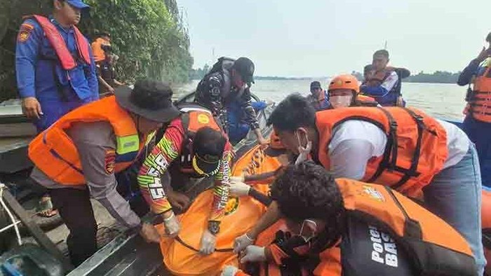 Seorang perempuan bernama Eka Riani (45), diduga terjatuh dari Jembatan Pulau Telo, Kecamatan Selat, Kabupaten Kapuas, Kalimantan Tengah. Setelah dua hari pencarian, tim SAR Gabungan menemukan korban dalam kondisi meninggal dunia pada Minggu (6/9/2026). (Dok SAR Palangka Raya)