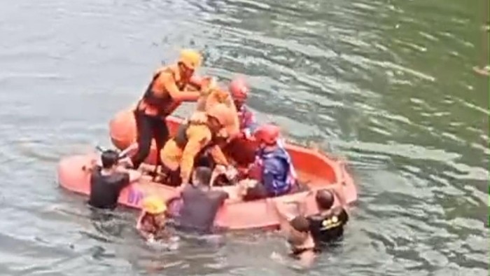 Seorang remaja 17 tahun di Maros, Sulsel, ditemukan tewas tenggelam setelah melompat dari jembatan saat siaran langsung di TikTok.