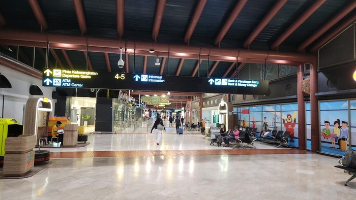 Situasi Bandara Soekarno-Hatta malam ini usai ditutup sementara akibat erupsi Gunung Anak Krakatau. (Adrial/detikcom)