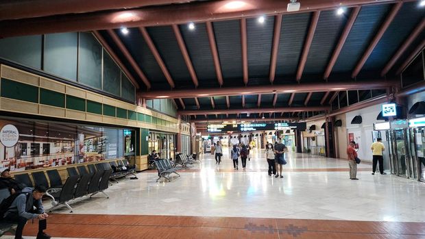 Situasi Bandara Soekarno-Hatta malam ini usai ditutup sementara akibat erupsi Gunung Anak Krakatau. (Adrial/detikcom)