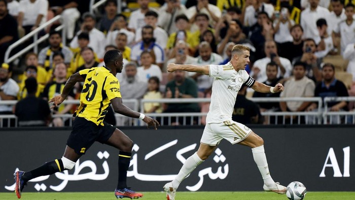 Soccer Football - Saudi Pro League - Al Ittihad v Al Nassr - King Abdullah Sports City Stadium, Jeddah, Saudi Arabia - September 5, 2026 Al Nassrs Cristiano Ronaldo in action with Al Ittihads Dion Lopy REUTERS/Ibraheem Abu Mustafa