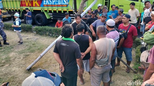 Sopir truk logistik saat melakukan blokade aktivitas keluar masuk di Pelabuhan Gilimanuk, Kabupaten Jembrana, Bali, Minggu (6/9/2026). (Foto: I Putu Adi Budiaatrawan/detikBali)