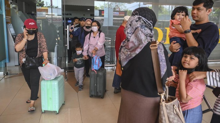 Calon penumpang keluar dari area keberangkatan Bandara Halim Perdanakusuma, Jakarta, Minggu (6/9/2026). Bandara Halim Perdanakusuma menutup sementara aktivitas penerbangan akibat adanya sebaran abu vulkanik dari Gunung Anak Krakatau. ANTARA FOTO/Hafidz Mubarak A/YU