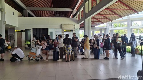Suasana penumpang yang terdampak erupsi Gunung Anak Krakatau di Bandara I Gusti Ngurah Rai, Minggu (6/9/2026).
