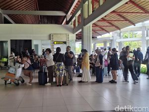Penumpang Terdampak Erupsi Anak Krakatau Padati Bandara Ngurah Rai