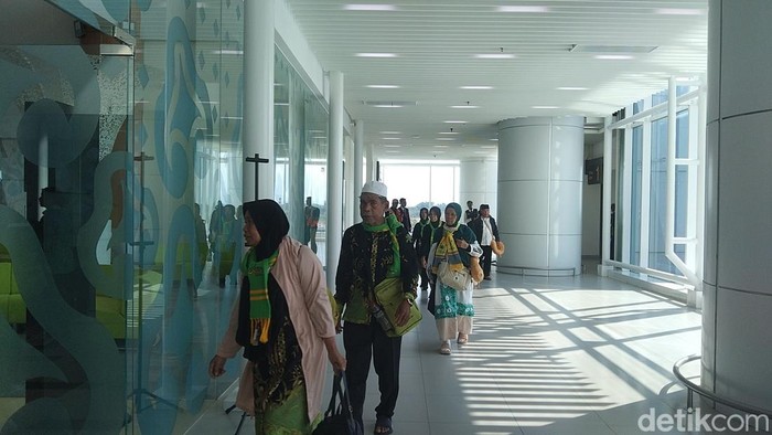 Suasana kedatangan jemaah umrah di BIJB Kertajati yang landingnya terganggu akibat letusan Gunung Anak Krakatau.