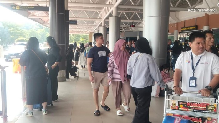 Suasana ramainya penumpang yang tertahan di Bandara SMB II Palembang imbas erupsi Gunung Anak Krakatau