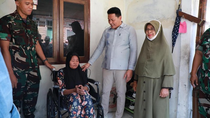 Subandi saat memberikan bantuan kursi roda