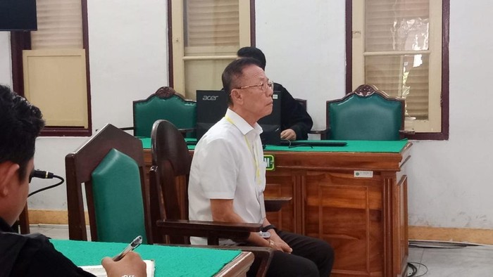 Alexander Halim alias Akuang alias Lim Sia Cheng, terdakwa kasus korupsi hutan saat menjalani sidang di Pengadilan Tipikor Medan.