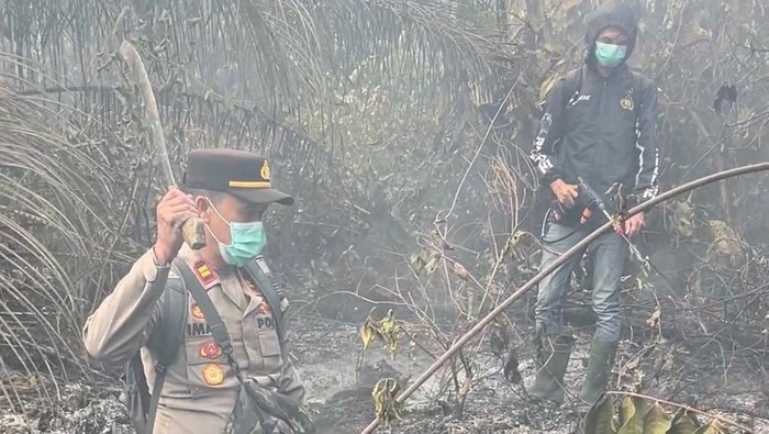 Tim gabungan melakukan pemadaman karhutla di Muba