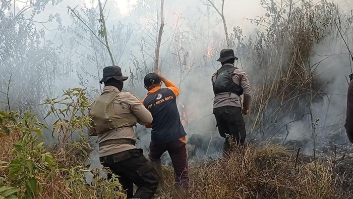 Tim Gabungan membuat sekat bakar untuk mencegah kebakaran semakin melebar
