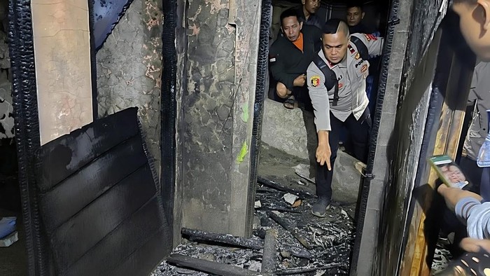 TKP kebakaran di warung sembako sekaligus penjual bensin eceran di Kampung Cigadog, RT 001/001, Desa Kertajaya, Kecamatan Simpenan, Kabupaten Sukabumi, Minggu (6/9/2026) dini hari.
