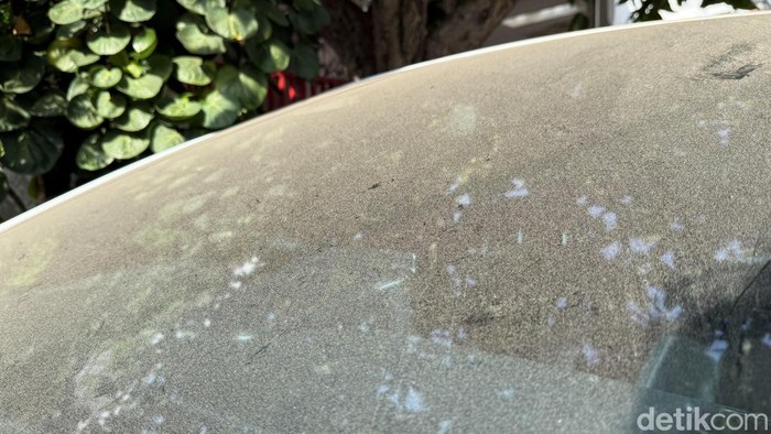 Toyota GR Corolla di Tangerang Selatan diselimuti abu vulkanik dari erupsi Gunung Anak Krakatau pada Minggu (6/9/26) dini hari.