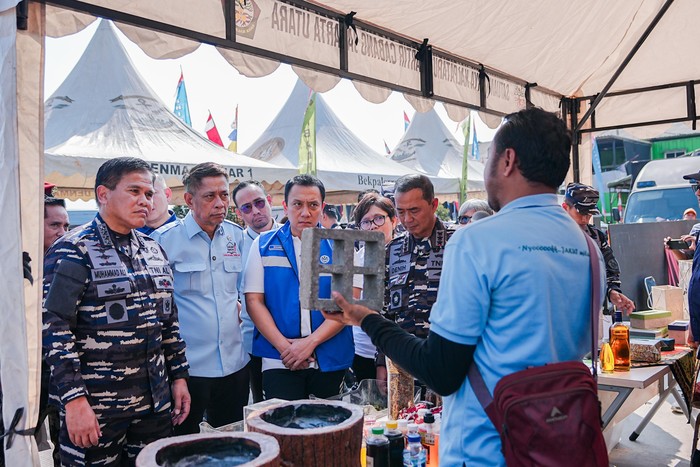 Wakil Menteri Sosial (Wamensos) Agus Jabo Priyono meninjau pelaksanaan bakti sosial, bakti kesehatan, dan bakti lingkungan hidup dalam Program Aku Cinta Laut Tahun Anggaran 2026 di Pelabuhan Perikanan Muara Angke, Jakarta Utara, Minggu (6/9/2026).