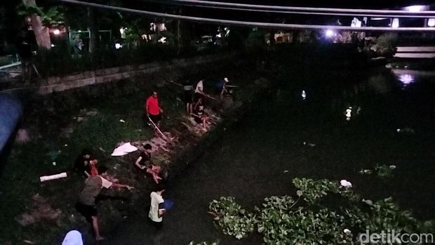 Warga berburu ikan mabuk Warga berburu ikan mabuk