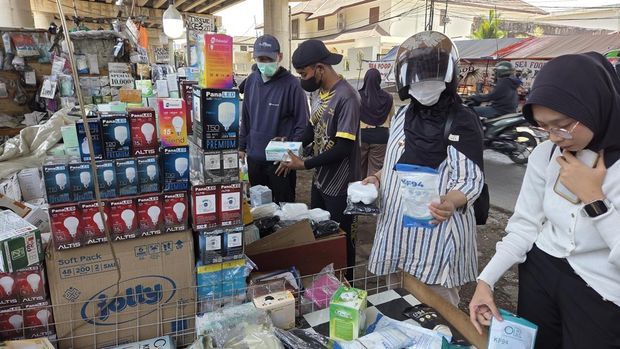 Warga menyerbu pedagang masker di kawasan kolong Tol Andara, Jalan Margasatwa, Pondok Labu, Jakarta Selatan, Minggu (6/9/2026).