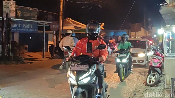 Warga Lampung mengenakan masker imbas hujan abu vulkanik