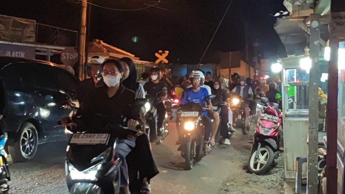 Warga Lampung mengenakan masker imbas hujan abu vulkanik dari Gunung Anak Krakatau