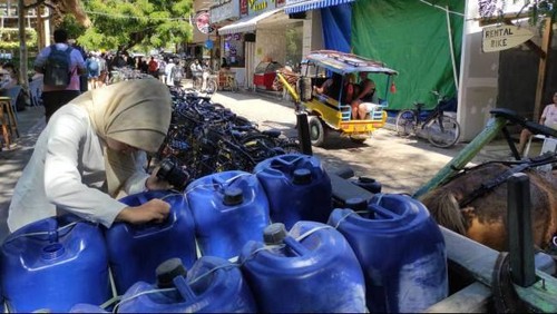 Warga membeli air imbas krisis air bersih di Gili Trawangan, Lombok Utara, NTB. (Foto: Dok. Pemprov NTB)