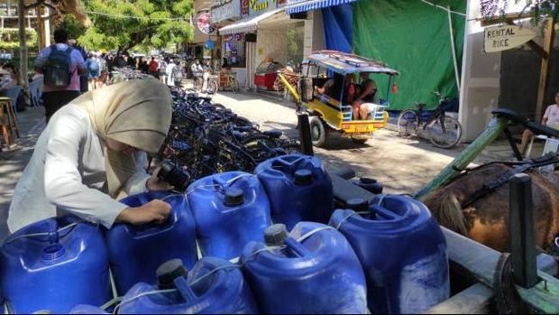 Warga membeli air imbas krisis air bersih di Gili Trawangan, Lombok Utara, NTB. (Foto: Dok. Pemprov NTB)
