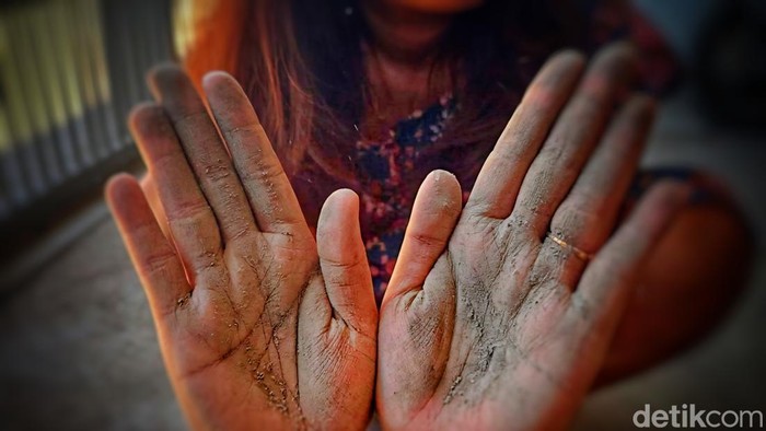 Warga Palabuhanratu, Sukabumi memperlihatkan debu diduga abu vulkanik Gunung Anak Krakatau