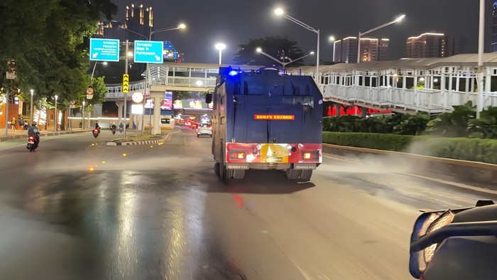 Water Cannon Brimob Polda Metro Jaya semprot jalanan kurangi sebaran abu Anak Krakatau, Minggu (6/9/2926).