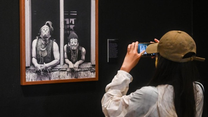Pengunjung melihat karya fotografi dalam Pameran Malangan: A Legacy That Refuses to Vanish di Museum Seni Rupa dan Keramik, Jakarta, Minggu (6/9/2026). Pameran yang digelar dari 3 September hingga 4 Oktober 2026 tersebut merupakan riset visual yang mendokumentasikan 12 komunitas aktif penjaga tradisi leluhur Wayang Topeng Malangan di wilayah Malang, Jawa Timur. ANTARA FOTO/Rivan Awal Lingga/YU