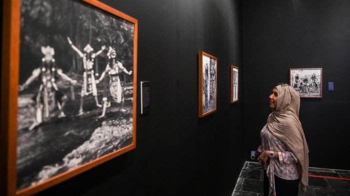 Pengunjung melihat karya fotografi dalam Pameran Malangan: A Legacy That Refuses to Vanish di Museum Seni Rupa dan Keramik, Jakarta, Minggu (6/9/2026). Pameran yang digelar dari 3 September hingga 4 Oktober 2026 tersebut merupakan riset visual yang mendokumentasikan 12 komunitas aktif penjaga tradisi leluhur Wayang Topeng Malangan di wilayah Malang, Jawa Timur. ANTARA FOTO/Rivan Awal Lingga/YU