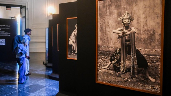 Pengunjung melihat karya fotografi dalam Pameran Malangan: A Legacy That Refuses to Vanish di Museum Seni Rupa dan Keramik, Jakarta, Minggu (6/9/2026). Pameran yang digelar dari 3 September hingga 4 Oktober 2026 tersebut merupakan riset visual yang mendokumentasikan 12 komunitas aktif penjaga tradisi leluhur Wayang Topeng Malangan di wilayah Malang, Jawa Timur. ANTARA FOTO/Rivan Awal Lingga/YU