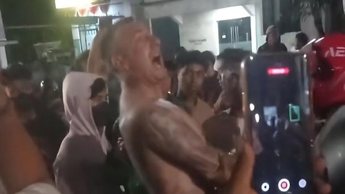 WN Australia mengamuk di simpang Jalan Kunti-Jalan Sunset Road, Seminyak, Kuta, Badung, Sabtu (5/9/2026). (Tangkapan layar akun TikTok @kevinlie35)