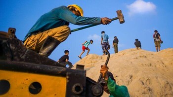 Honorable Mention: Struggle & Joy By Junaidy Wijaya. Foto ini diambil di Cilincing, sebuah lingkungan pesisir di pinggiran Jakarta, tempat kehidupan berlangsung di antara laut, panas, dan ritme sehari-hari penduduknya. Di bawah terik matahari yang sama, perjuangan dan kegembiraan berdampingan. Di satu sisi, tangan-tangan pekerja keras terus bergerak, berupaya mencari nafkah dan membangun masa depan yang lebih baik. Di sisi lain, kaki-kaki kecil berlari bebas, mengejar momen-momen kebahagiaan seolah dunia tidak membawa beban. Ironisnya, mereka bermain di antara tumpukan pasir yang sebenarnya tidak pernah dimaksudkan sebagai tempat yang aman bagi anak-anak. Foto: street_macadam