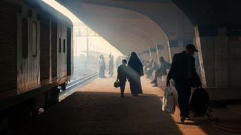 Honorable Mention: Under The Lotus Canopy By Barry Crosthwaite. Cahaya pagi menembus kanopi teratai ikonik Stasiun Kereta Api Kamalapur di Dhaka. Dirancang oleh Robert Boughey dan selesai dibangun pada tahun 1968, keajaiban arsitektur ini berfungsi sebagai jantung kota Bangladesh, mengangkut lebih dari 120.000 penumpang setiap hari. Saat senja mengubah peron menjadi panggung siluet dan debu yang abadi—sebuah gerbang di mana setiap bayangan membawa beban sebuah perjalanan.Foto: street_macadam