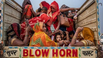 Honorable Mention: Blow Horn By Maude Bardet. Foto ini diambil di Prayagraj, di Sangam, titik pertemuan suci tiga sungai: Gangga, Yamuna, dan Saraswati yang legendaris. Pada malam menjelang festival Chhath Puja, daerah ini menerima banyak pengunjung. Foto: street_macadam
