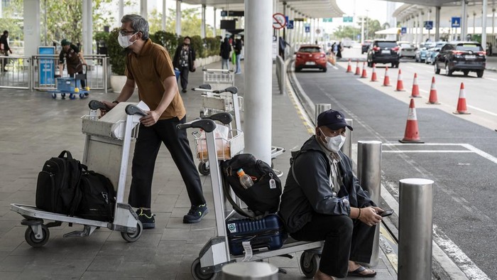 5 Bandara Beroperasi 24 Jam Usai Erupsi Anak Krakatau Calon penumpang mengantre saat melapor diri dan penyerahan bagasi di Bandara Internasional Jenderal Ahmad Yani, Semarang, Jawa Tengah, Senin (7/9/2026). Pemerintah mengoperasikan Bandara Ahmad Yani di Semarang, Bandara Kertajati di Majalengka, Bandara Juanda di Surabaya, Yogyakarta International Airport (YIA), dan Bandara Adi Soemarmo di Solo selama 24 jam sebagai airport pengganti untuk menjaga kelancaran mobilitas penumpang setelah delapan airport ditutup akibat erupsi Gunung Anak Krakatau. ANTARA FOTO/Aprillio Akbar/tom.