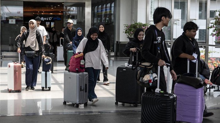 5 Bandara Beroperasi 24 Jam Usai Erupsi Anak Krakatau Calon penumpang mengantre saat melapor diri dan penyerahan bagasi di Bandara Internasional Jenderal Ahmad Yani, Semarang, Jawa Tengah, Senin (7/9/2026). Pemerintah mengoperasikan Bandara Ahmad Yani di Semarang, Bandara Kertajati di Majalengka, Bandara Juanda di Surabaya, Yogyakarta International Airport (YIA), dan Bandara Adi Soemarmo di Solo selama 24 jam sebagai airport pengganti untuk menjaga kelancaran mobilitas penumpang setelah delapan airport ditutup akibat erupsi Gunung Anak Krakatau. ANTARA FOTO/Aprillio Akbar/tom.