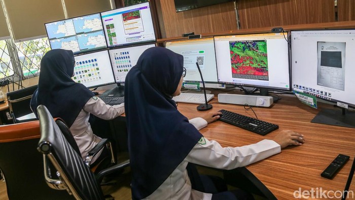Sebaran abu vulkanik akibat erupsi Gunung Anak Krakatau masih terpantau dari wilayah Bengkulu hingga Jabodetabek, Senin (7/9/2026). Kondisi tersebut terus dipantau oleh petugas untuk mengetahui perkembangan sebaran abu vulkanik.