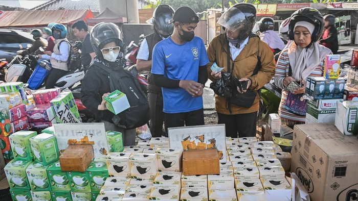 Warga memilih masker yang dijual di Jalan Andara Raya, Pondok Labu, Jakarta, Senin (7/9/2026). Pedagang menyebut penjualan masker medis meningkat hingga 100 persen seiring meningkatnya kebutuhan masyarakat akibat sebaran abu vulkanik Gunung Anak Krakatau di wilayah Jakarta. ANTARA FOTO/Sulthony Hasanuddin/tom.