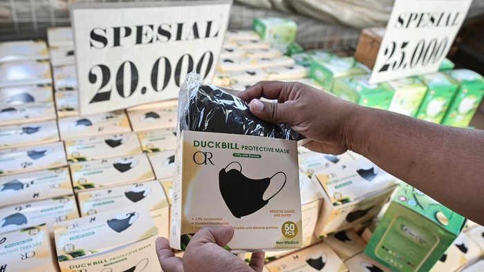 Warga memilih masker yang dijual di Jalan Andara Raya, Pondok Labu, Jakarta, Senin (7/9/2026). Pedagang menyebut penjualan masker medis meningkat hingga 100 persen seiring meningkatnya kebutuhan masyarakat akibat sebaran abu vulkanik Gunung Anak Krak