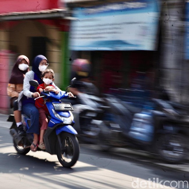 Abu Vulkanik Bikin Depok Berdebu, Warga Beraktivitas Pakai Masker