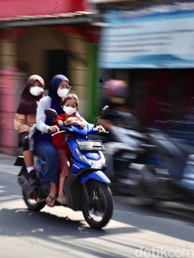 Abu Vulkanik Bikin Depok Berdebu, Warga Beraktivitas Pakai Masker